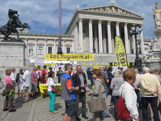 Besucher und Transparente bei der Infoveranstaltung SOS-Fluglärm vorm Parlament
