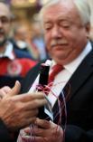 Dem amtierenden Bürgermeister wurde eine Flasche "Fluglärmwein" überreicht