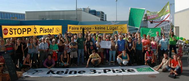 Gemeinsames Foto mit vielen Transparenten