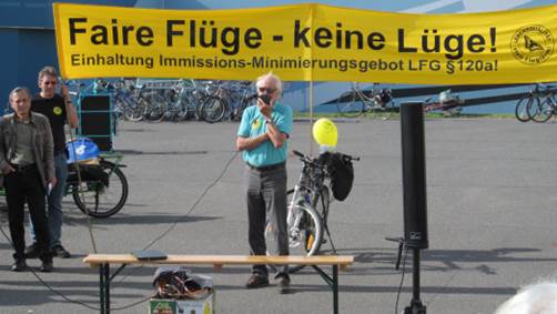 Vortrag Ex-Pilot Heinz Thume Vortrag Ex-Pilot Heinz Thume, im Hintergrund gesetzliche Forderung nach Umfliegen dicht besiedelten Gebiets