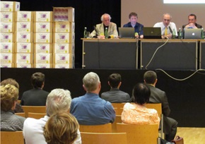 Sicht von Publikum auf Podium, links davon das Steuergeld dass uns 10 Jahre Abflugroute Liesing an Gesundheitskosten verursacht ha Sicht von Publikum auf Podium, links davon das Steuergeld dass uns 10 Jahre Abflugroute Liesing an Gesundheitskosten verursacht hat
