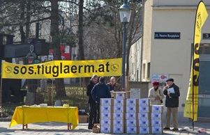 Infostand der BI Liesing gegen Fluglärm am Maurer Hauptplatz - Bild1