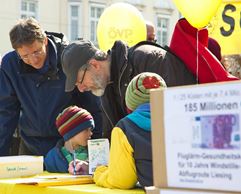 Infostand der BI Liesing gegen Fluglärm am Maurer Hauptplatz - Bild2