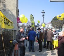 Infostand der BI Liesing gegen Fluglärm am Maurer Hauptplatz - Bild 3