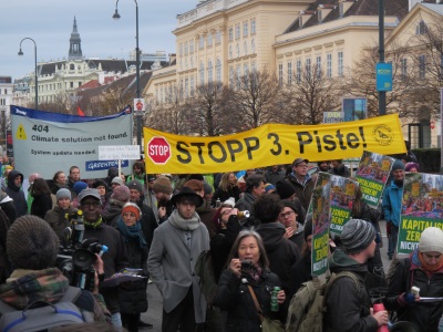 Demonstrationszug mit Transparent gegen 3. Piste und Greenpeace-Transparen
