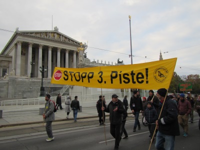 Demonstrationszug vor dem Parlament