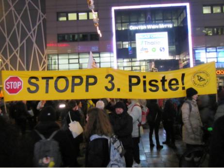 Transparent Stopp Dritte Piste vorm Bahnhof Wien Mitte