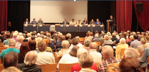 Blick aus dem Publikum auf das Podium